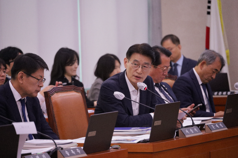 문대림 (가운데) 국회의원 (사진=의원실)