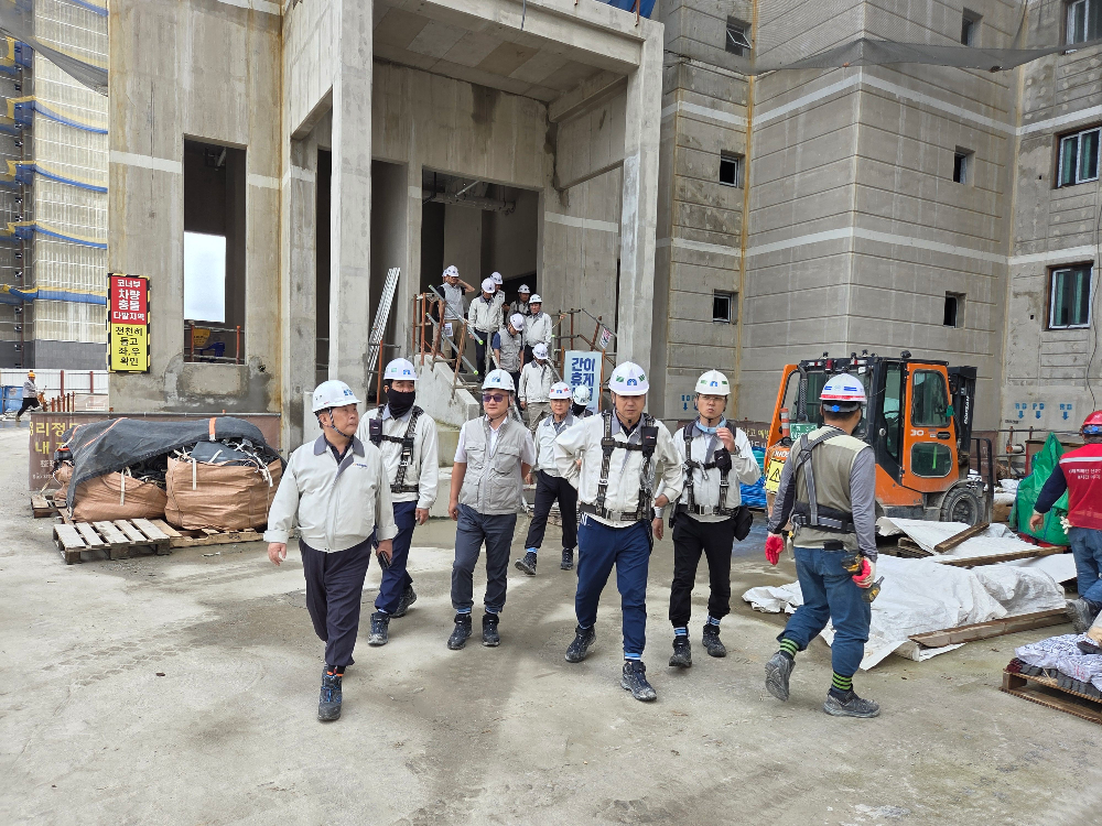 인천 검단지구 AB20-2블록 공사현장에서 안전·품질 합동점검을 진행하는 모습.(사진=중흥그룹)