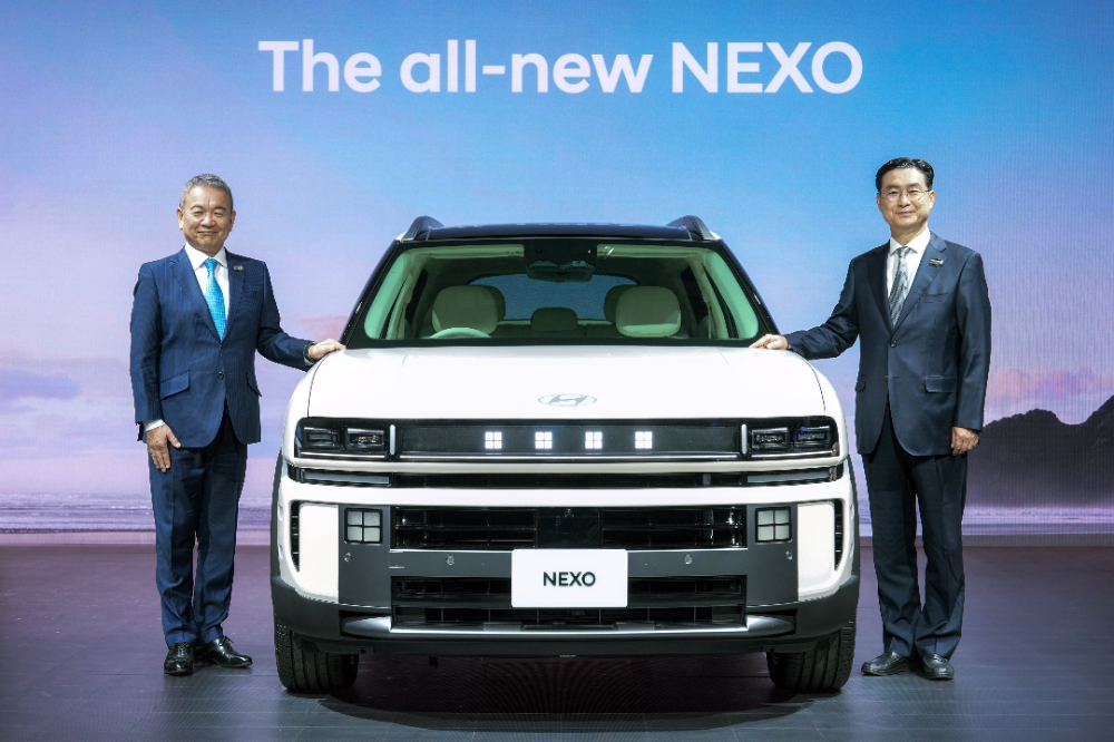 (왼쪽부터)현대차일본법인(HMJ) 시메기 토시유키 법인장, 현대차 정유석 부사장이 재팬 모빌리티쇼 2025에서 기념사진을 촬영하고 있는 모습.(사진=현대자동차)