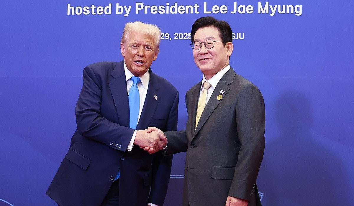 트럼프 대통령과 악수하는 이재명 대통령(사진=연합뉴스)