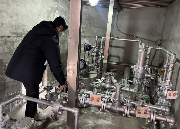 가스시설 안전점검 실시하는 모습