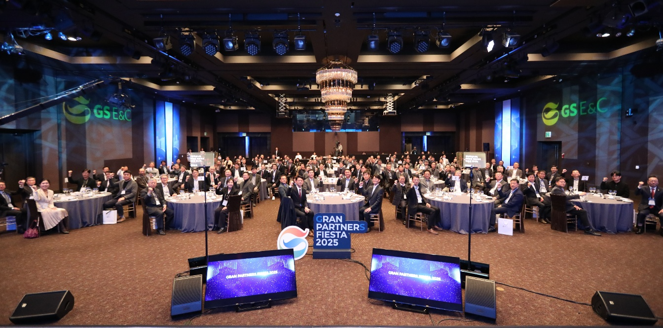 30일 허윤홍 GS건설 대표(앞줄 가운데 테이블 왼쪽에서 세 번째)와 경영진, 협력사 대표들이 ‘그랑 파트너스 피에스타’에 참석해 기념 사진 촬영을 하고 있다.(사진=GS건설)