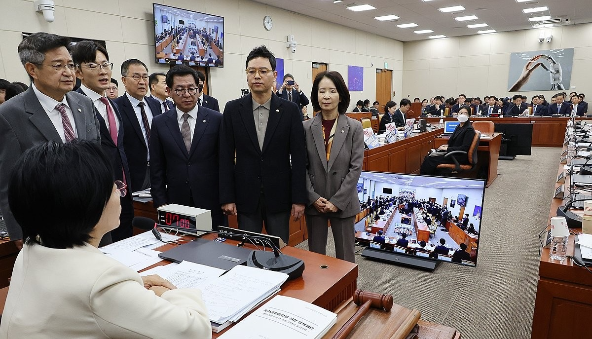 최민희 위원장에 사퇴요구하는 국민의힘 의원들(사진=연합뉴스)