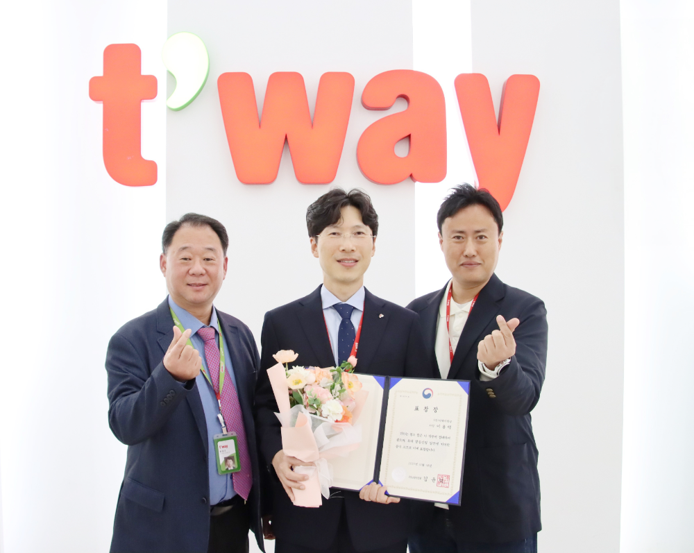 이용택 티웨이항공 운송지원팀장(가운데)이 안우진 티웨이항공 부대표(오른쪽), 황영조 티웨이항공 여객지원 담당임원(왼쪽)과 함께 '제45회 항공의날' 장관표창을 수상한 뒤 기념 촬영을 하고 있다.(사진=티웨이항공)
