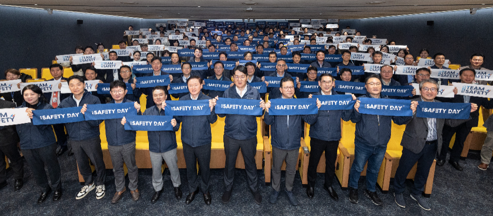 조원태 한진그룹 회장(왼쪽에서 여섯번째), 우기홍 대한항공 부회장(왼쪽에서 다섯번째), 유종석 대한항공 안전보건 총괄 겸 오퍼레이션 부문 부사장(왼쪽에서 네번째) 등 참석 임직원들이 기념촬영을 하는 모습.(사진=대한항공)