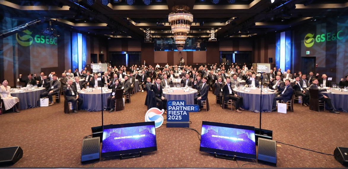 30일 GS건설 대표 상생협력행사인 ‘그랑 파트너스 피에스타’에 허윤홍 GS건설 대표(앞줄 가운데 테이블 왼쪽에서 세 번째)와 경영진, 협력사 대표들이 참석해 기념 사진 촬영을 하고 있다.(사진=GS건설)