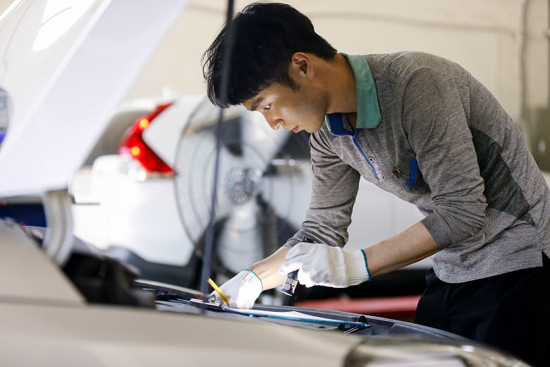 TS 직원이 자동차검사를 하고 있는 모습.(사진=TS)