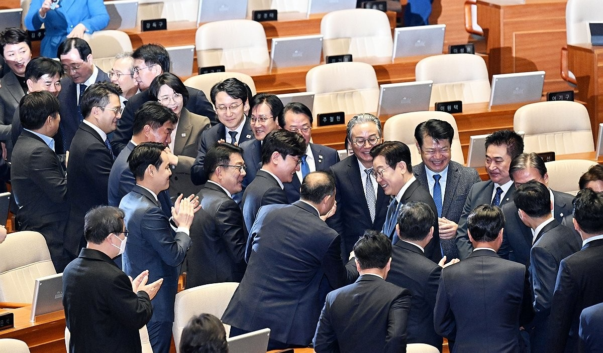 시정연설 후 의원들과 인사하는 이재명 대통령(사진=연합뉴스)