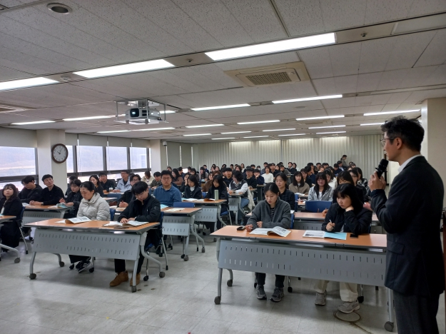 충주시 새내기 직원 대상 법무교육 추진(교육을 듣고 있는 직원들