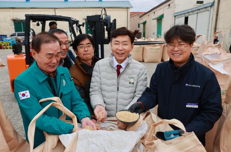 보성군이 오는 11일 겸백면을 시작으로 12개 읍면에서 2025년도 공공비축미곡 포대벼 매입을 본격 추진한다_전년도 수매 현장 모습