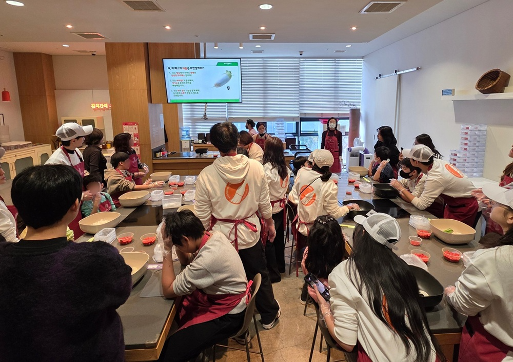 교촌에프앤비, ‘바르고 봉사단’ 김장 체험 실시