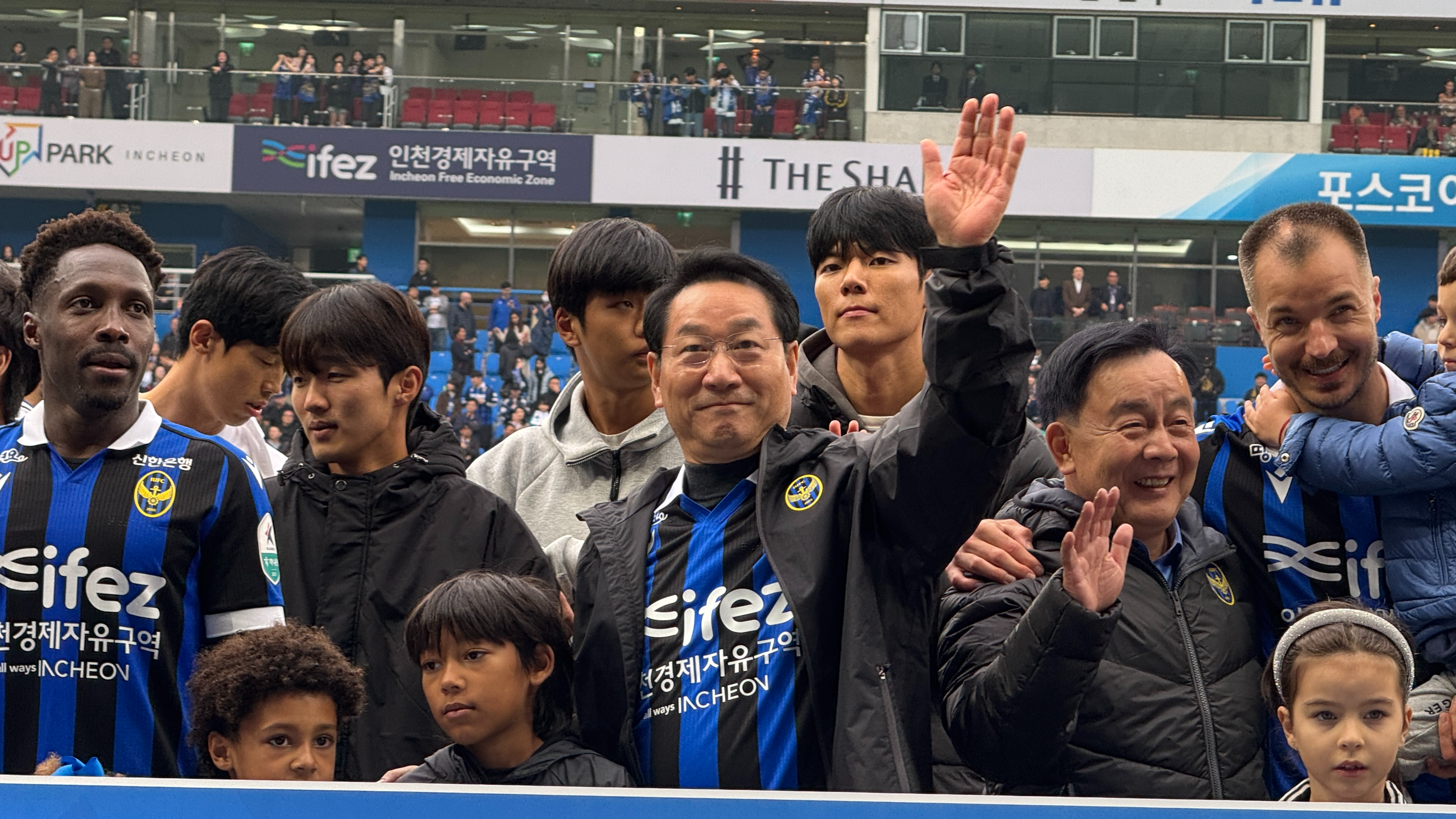 유정복 인천시장(구단주)가 관중을 향해 손을 들어 인사를 하고 있다.