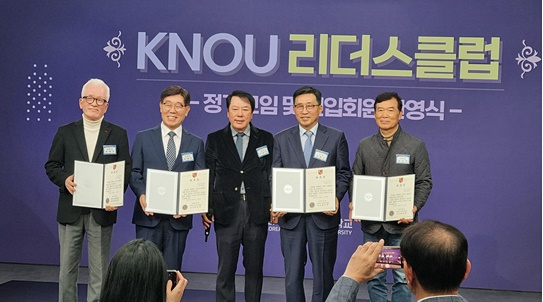 사진 왼쪽부터 최재식 부회장(전 공무원연금공단 이사장), 박철곤 부회장(전 국무조정실 국무차장),아이넷방송그룹 박준희 회장, 김진 고문(전 국회의원), 이건태 부회장(전 코레일관광개발 사장)이 기념촬영.(사진제공=아이넷방송)