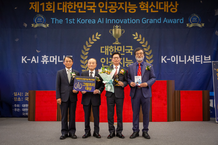 황정근 (오른쪽 두번째) 국회도서관장 (사진=국회)