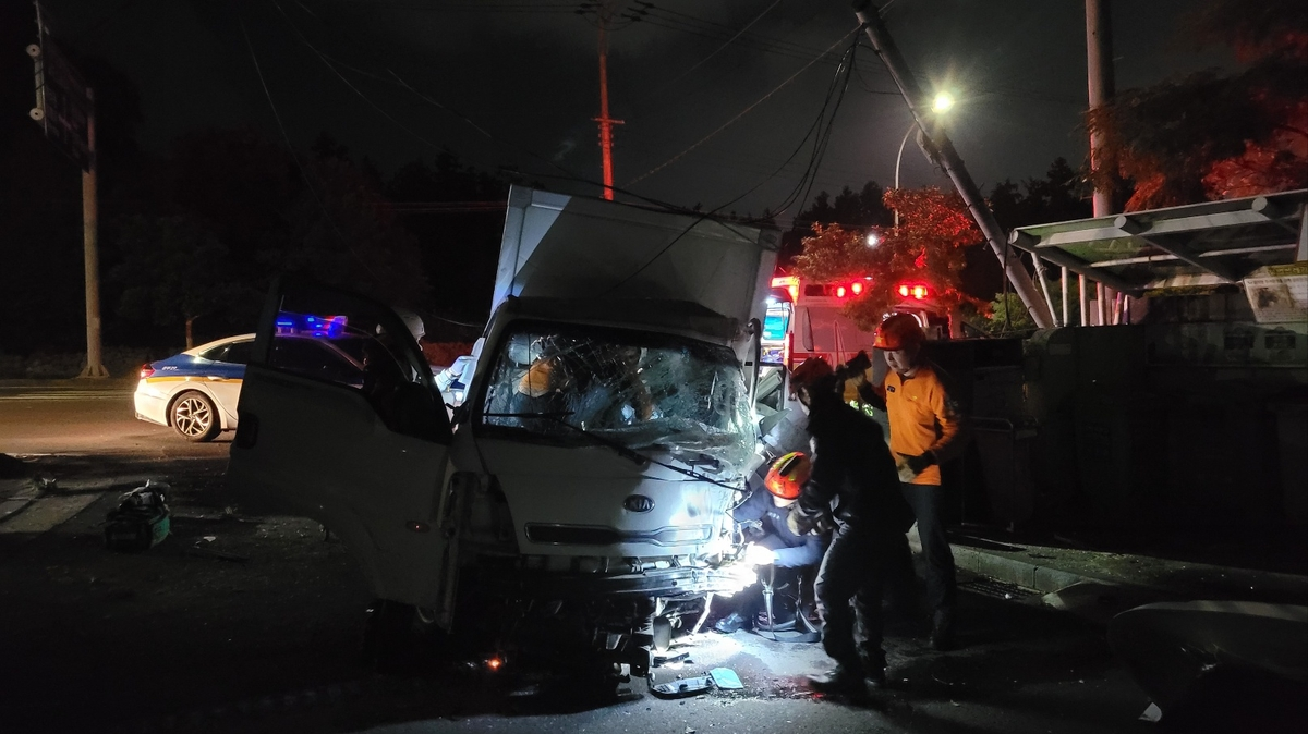 새벽 택배 트럭 사고 현장(사진=연합뉴스)