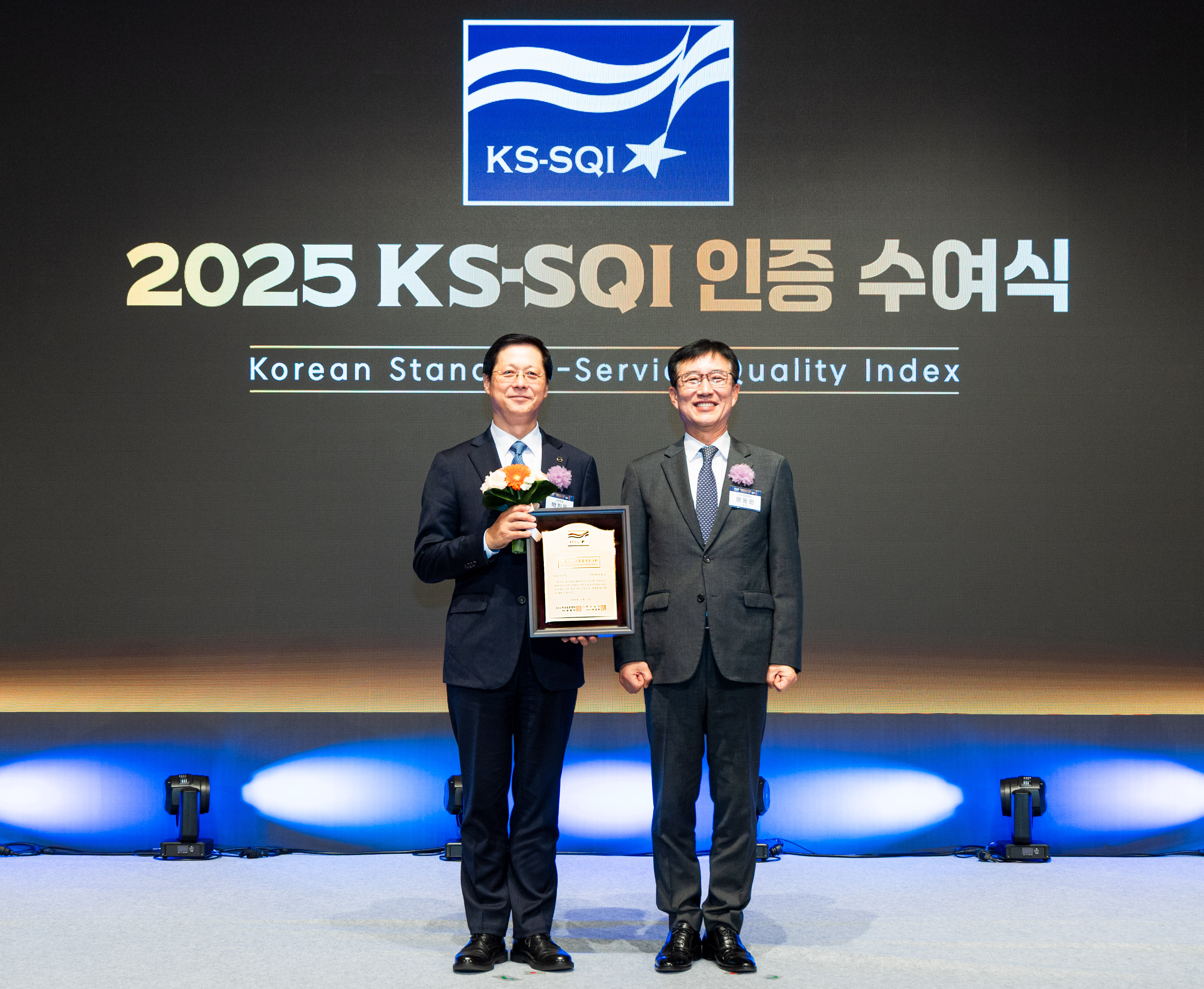 ‘2025 KS-SQI’ 인증 수여식에 참석한 박희돈 대한항공 경영전략본부장(왼쪽)이 문동민 한국표준협회 회장과 기념 사진을 촬영하는 모습.(사진=대한항공)