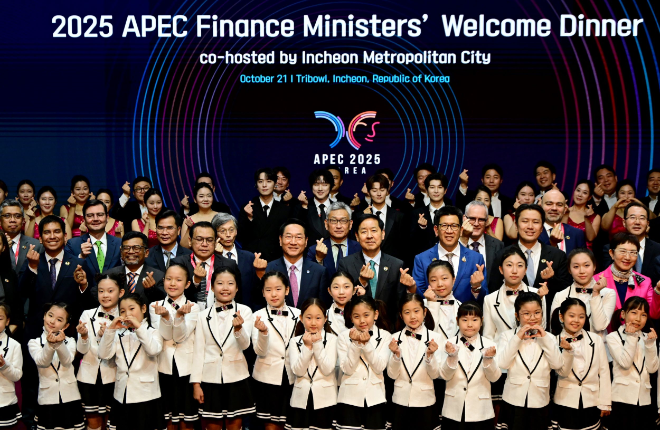 유정복 인천광역시장이 10월 21일 연수구 트라이보울에서 열린'APEC 재무장관회의 만찬 공연'을 마친 뒤 기념촬영을 하고 있다. / 인천시청