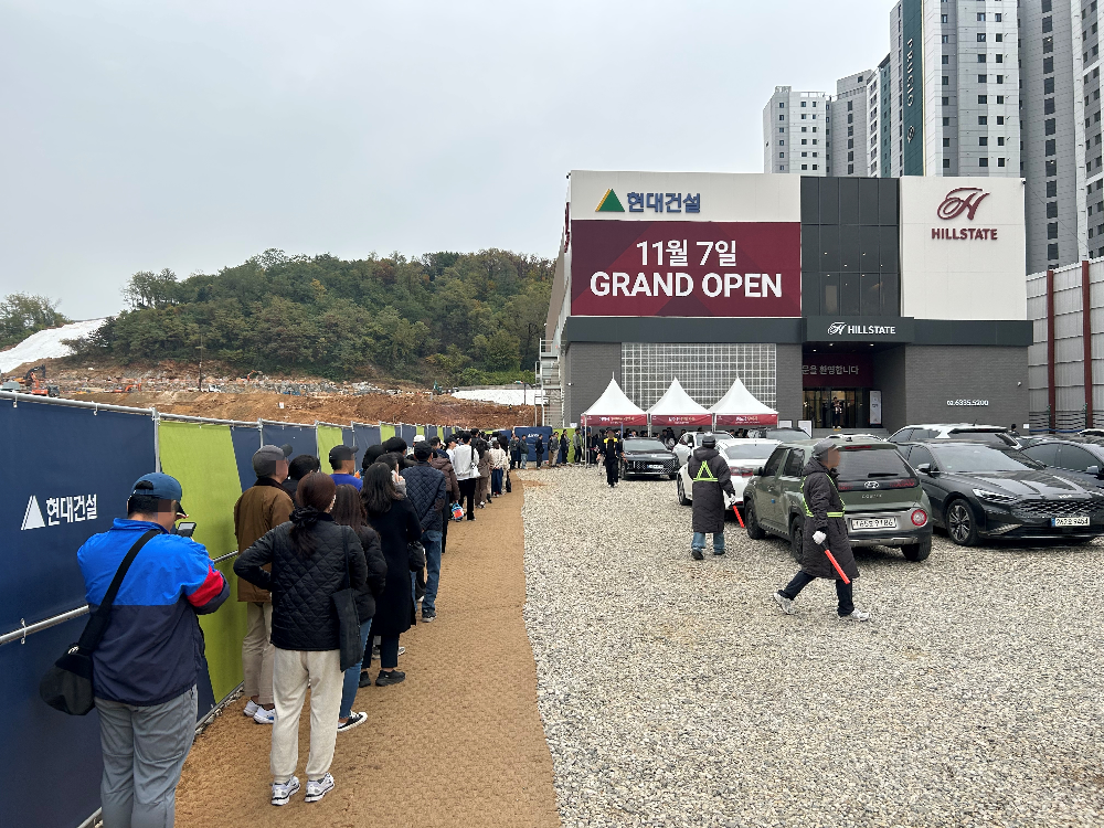 힐스테이트 광명11(가칭) 견본주택 외부 대기줄