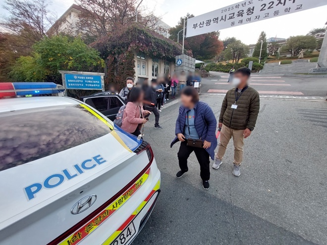 지난해 수능 당일 수험생 수송 사례.(제공=부산경찰청)