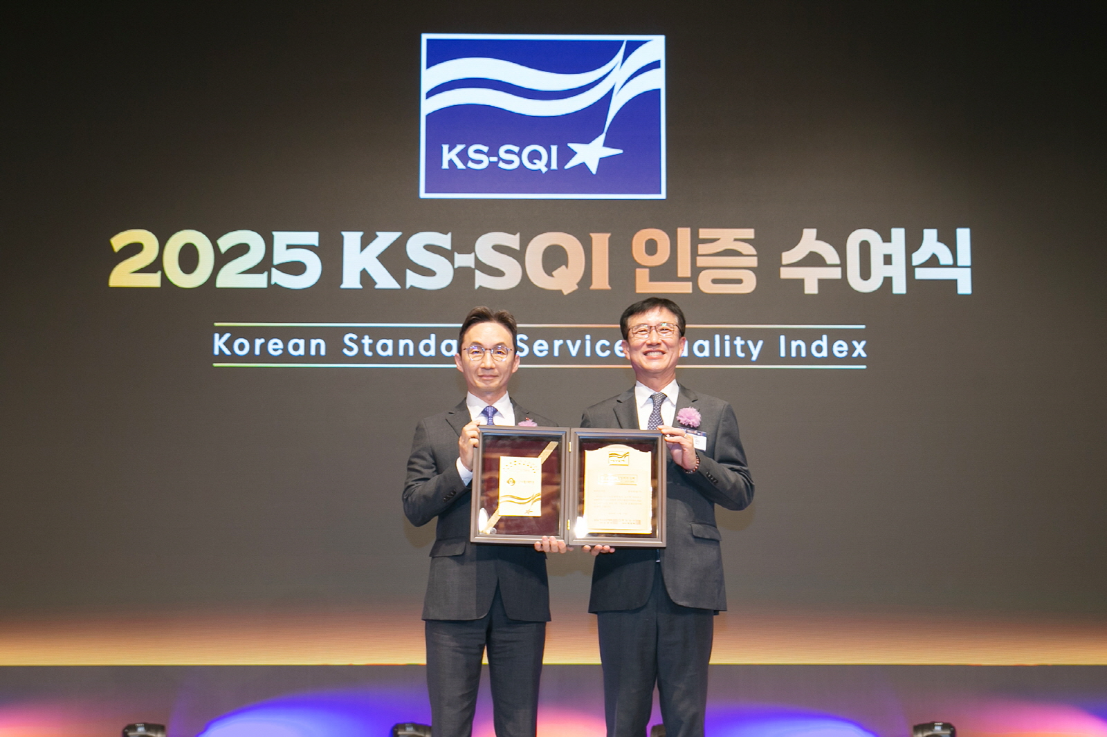 11일 서울 중구 소재 롯데호텔 서울에서 열린 2025 한국서비스품질지수(KS-SQI) 인증 수여식에서 (왼쪽부터) 롯데렌탈 조근행 마케팅부문장과 문동민 한국표준협회 회장이 기념촬영을 하고 있다.(사진=롯데렌탈)