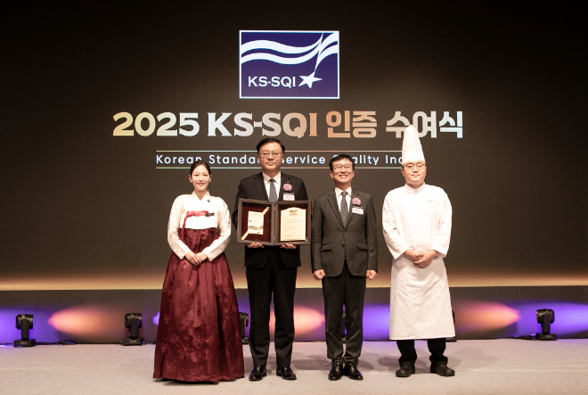 롯데호텔앤리조트가 한국표준협회 주관 ‘2025년 한국서비스품질지수(KS-SQI)’ 조사에서 호텔, 비즈니스호텔, 리조트 부문 동시 1위를 차지했다고 밝혔다.(사진= 롯데호텔앤리조트)