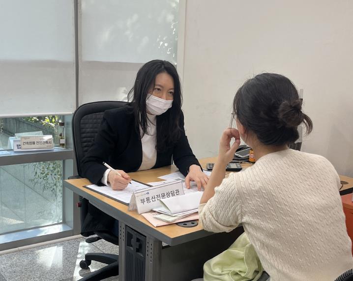 부동산 전문상담실 운영하는 모습