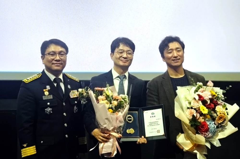 (왼쪽부터) 용인서부소방서 김중양 서장, GS칼텍스 Mobility & Marketing 기획부문 조도현 상무, 전지훈 Network Value-up팀 팀장이 기념촬영을 하고 있다.(사진=GS칼텍스)