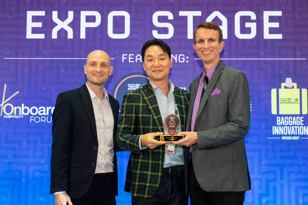 시상식에 참석한 장성현 대한항공 마케팅·IT·객실 및 서비스 부문 부사장(가운데)이 라이언 기(Ryan Ghee) FTE 최고운영책임자(왼쪽), 조 리더(Dr. Joe Leader) APEX 그룹 CEO(오른쪽)와 함께 기념사진을 촬영하고 있다.(사진=대한항공)