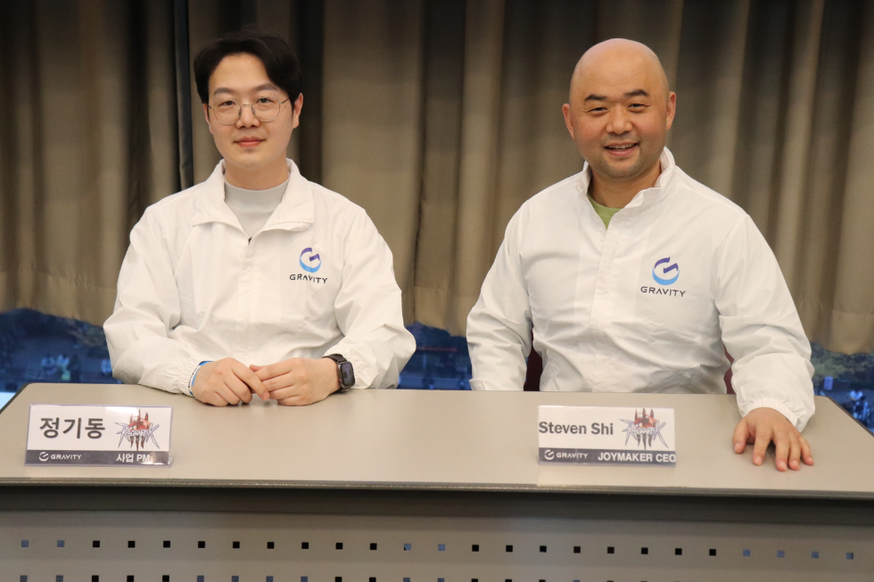 왼쪽부터 라그나로크3 그라비티 정기동 사업 PM, 개발사 Joymaker Steven Shi CEO. 사진=그라비티