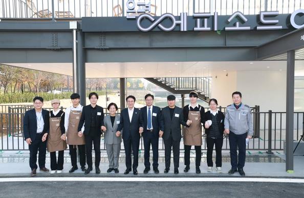 ‘은평에피소드’를 방문한 김민석 국무총리(왼쪽에서 여섯 번째)와 김미경 구청장(왼쪽에서 다섯 번째)