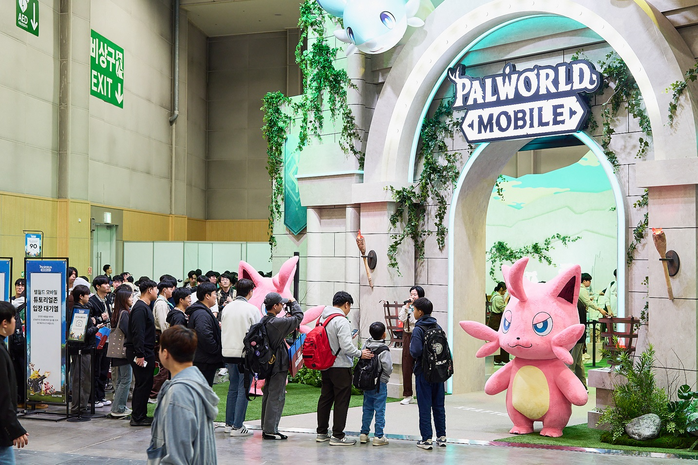 크래프톤, 지스타 2025 부스에 관람객 몰려...최장 2시간 30분 대기