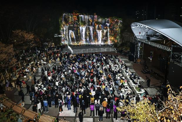 지난 15일 배봉산 숲속폭포에서 미디어파사드 작품이 첫 상영되고 있다.