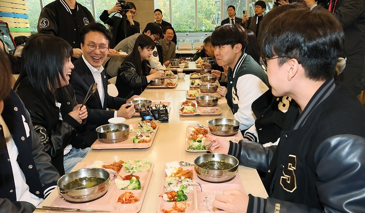 학생들과 대화하는 김민석 총리(사진=연합뉴스)