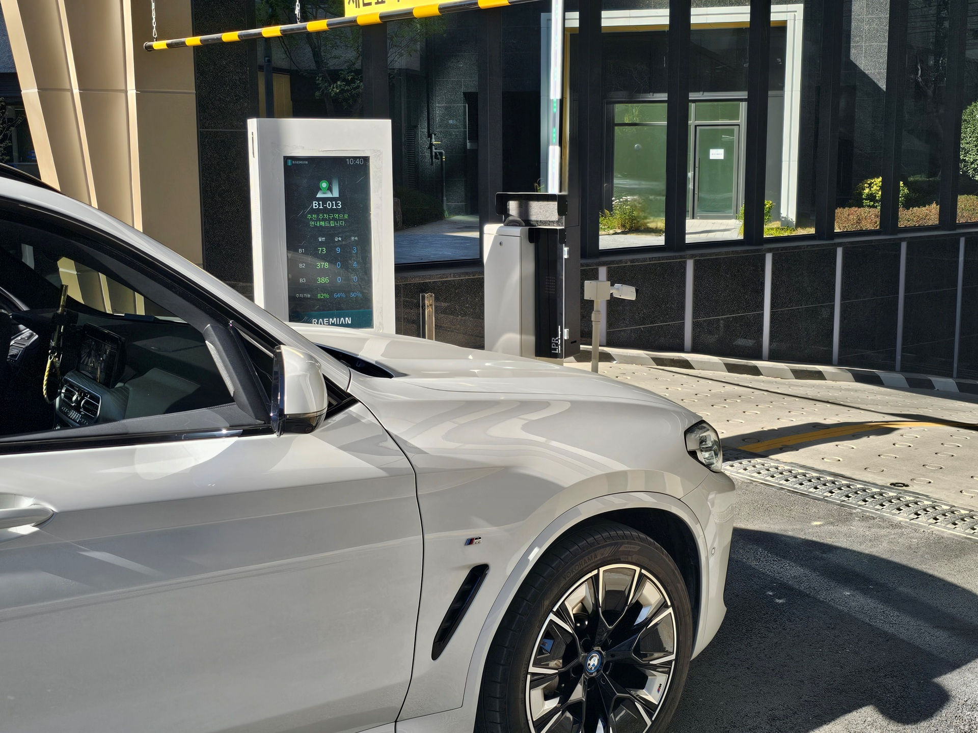 입출차 사이니지에 주차 최적 위치(층, 기둥번호)가 안내되고 있다.(사진=삼성물산 건설부문)