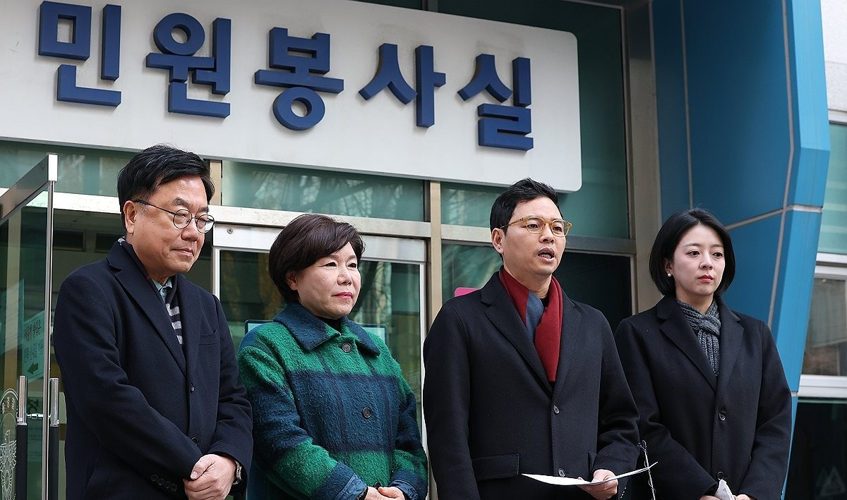 고발장 제출 마치고 발언하는 국민의힘 의원들(사진=연합뉴스)