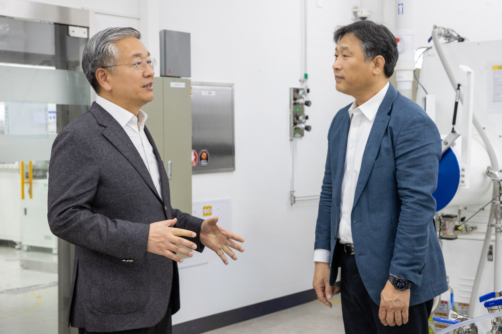 김종호 기보 이사장(왼쪽)이 신동욱 (주)솔리비스 대표와 함께 사업장을 둘러보고 애로사항을 청취하고 있다. 사진=기술보증기금