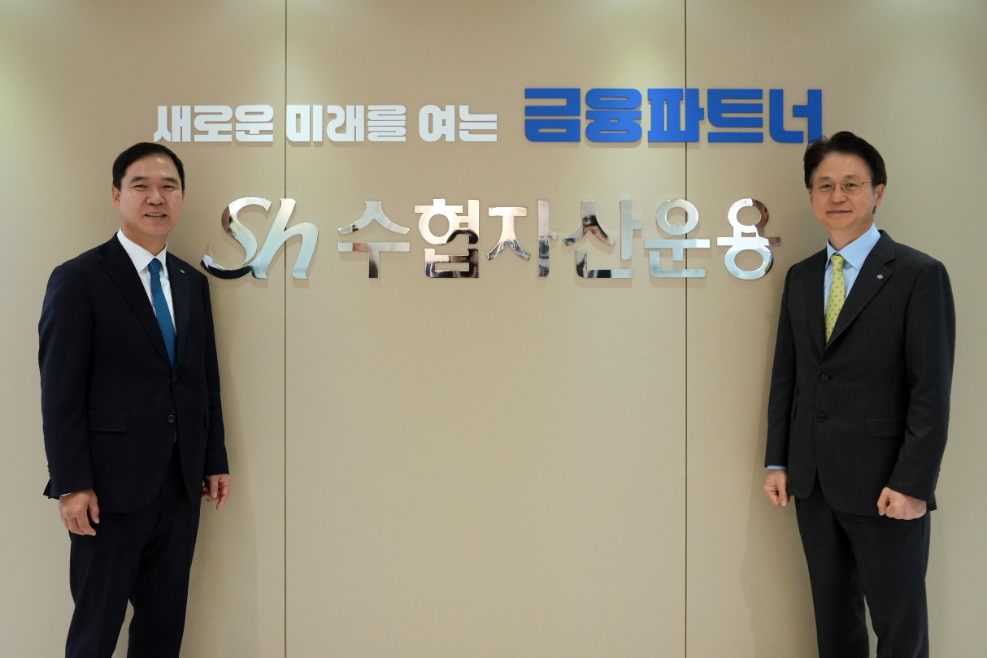 Sh수협은행 신학기은행장(왼쪽)과 Sh수협자산운용 김현욱대표(오른쪽)가 기념촬영을 하는 모습. 사진=Sh수협은행