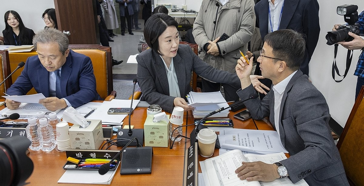 대화하는 한병도 예결위원장과 민주당 이소영 간사(사진=연합뉴스)