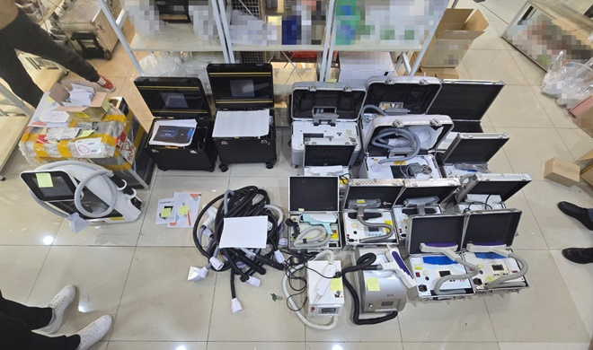 경북 소재 미용재료숍에서 압수한 불법 레이저 의료기기들(사진제공=남해해경청).