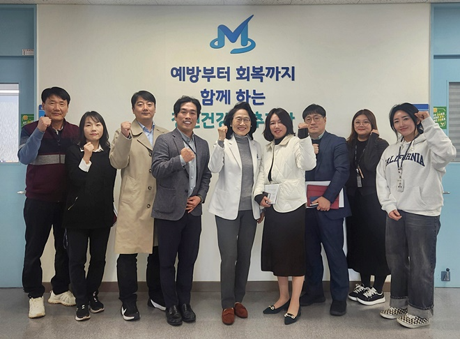 보건복지부공무원노동조합 정승문 위원장(왼쪽 네 번째), 국립정신건강센터 곽영숙 센터장(왼쪽 다섯 번째)을 비롯해 양측 관계자들이 면담 후 함께 기념촬영을 하고 있다.(사진제공=보건복지부공무원노동조합)