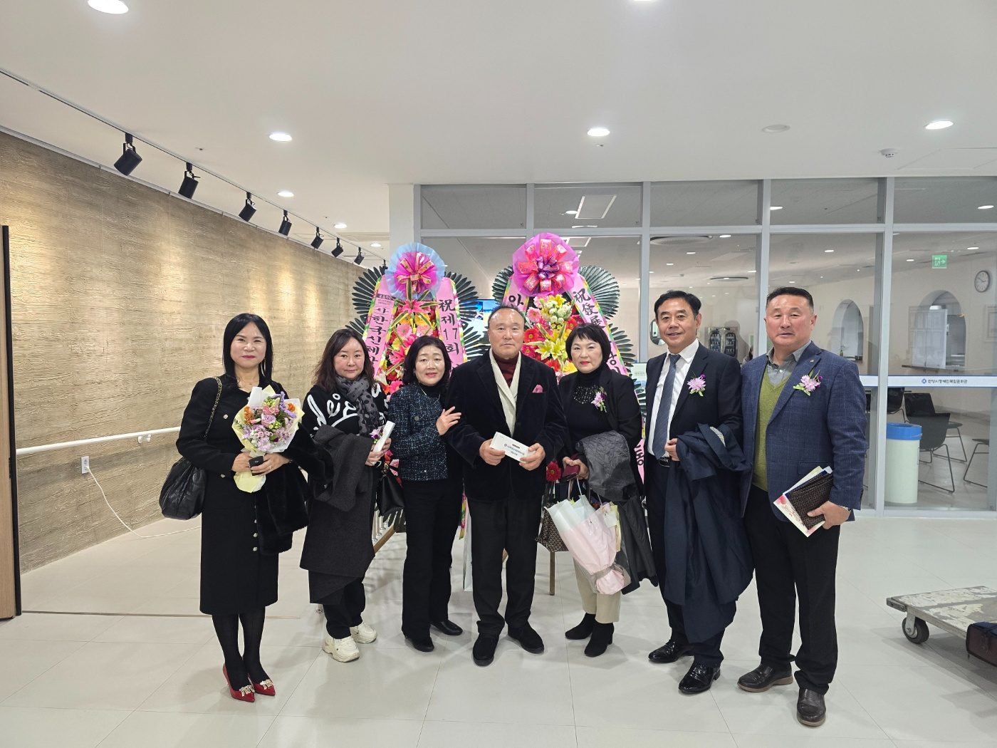 참석내빈들이 행사에 앞서 기념촬영을 하고 있다.