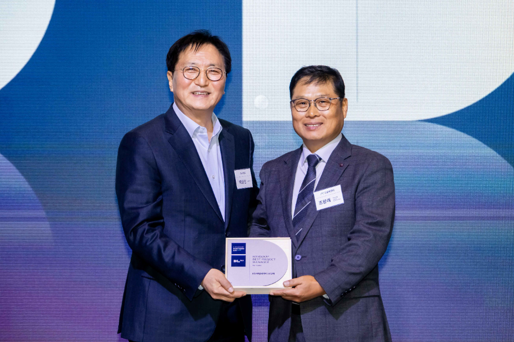 11월 17일 서울 여의도 글래드호텔에서 열린 ‘한숲 파트너스 데이’ 행사에서 DL이앤씨 박상신 대표(왼쪽)와 태일씨앤티 조왕래 소장이 기념 촬영을 하고 있다.(사진=DL이앤씨)