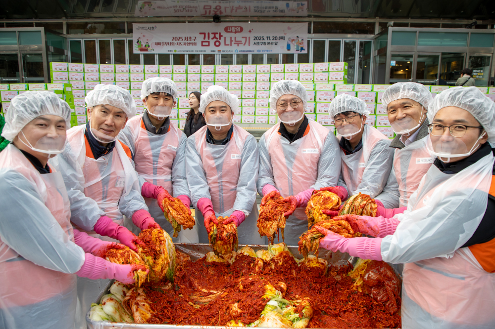 (왼쪽 두번째) 문갑 호반건설 경영부문대표.(사진=호반그룹)