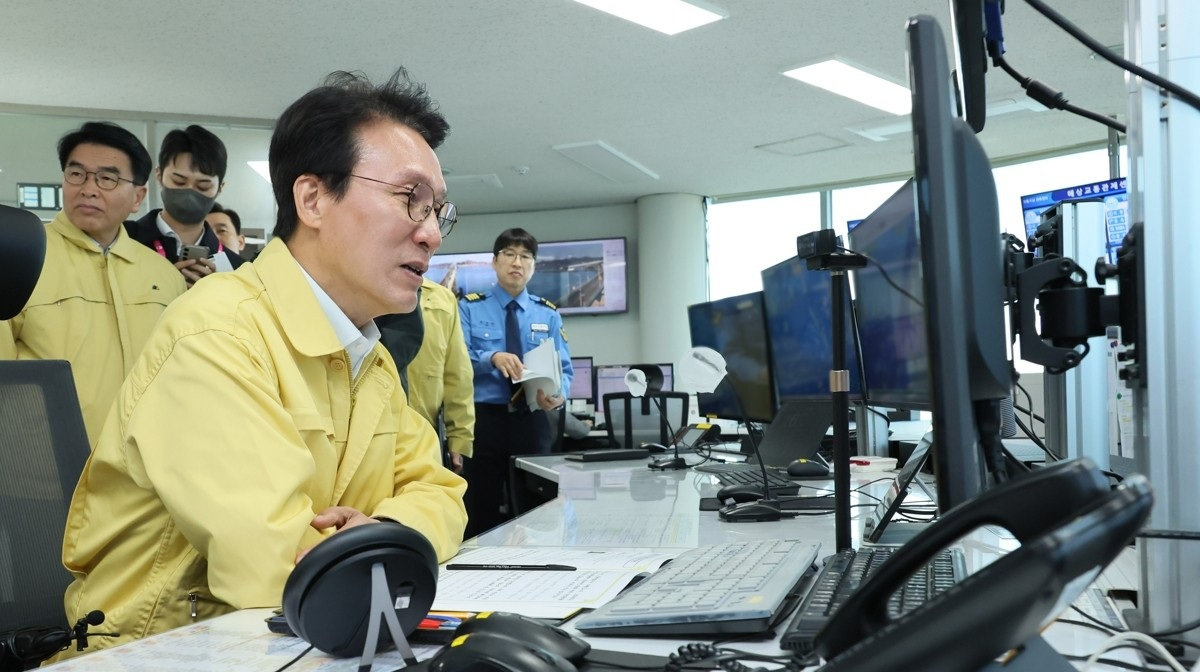 인천항 VTS 찾은 김민석 국무총리, 관제업무 현장점검(사진=연합뉴스)