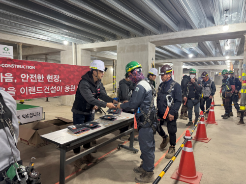 이랜드건설, 겨울철 근로자 안전 위해 보온용품 2천벌 지급