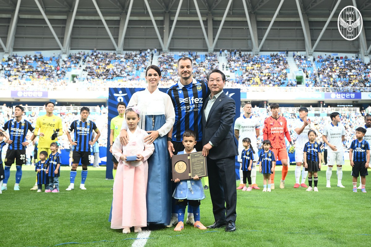 2025년 10월 8일 유정복 인천시장이 대 수원 삼성선 경기에 앞서스테판 무고사 선수에게 '인천광역시 명예시민증'을 수여했다. / 인천시청