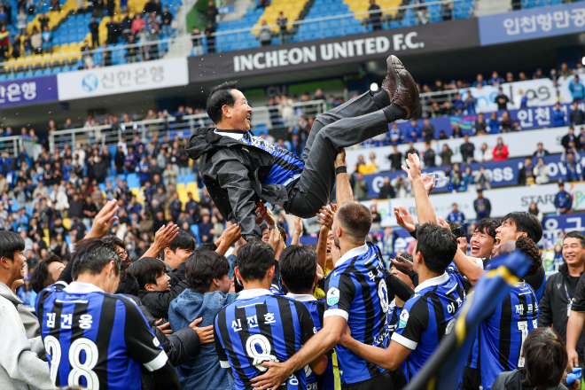 유정복 인천광역시장이 K리그2 우승을 확정지은 2025년 10월 26일 인천UTD 선수들의 헹가래를 받고 있다. / 인천시청