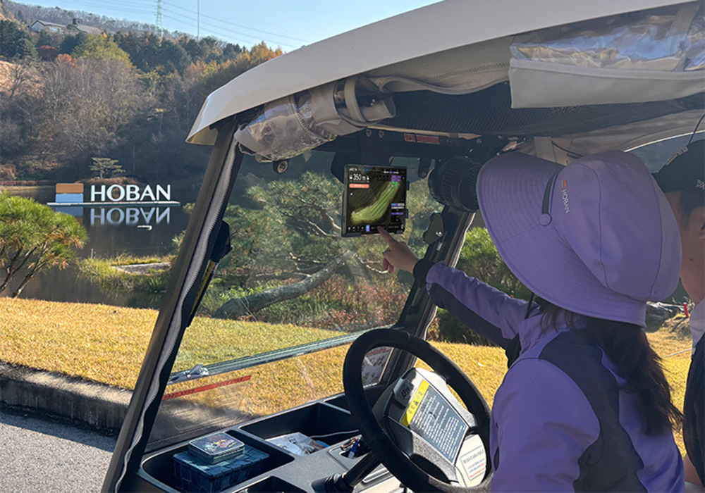 서서울CC 관계자들이 브이골프가 탑재된 단말기로 골프장 코스를 살펴보고 있다.(사진=호반그룹)