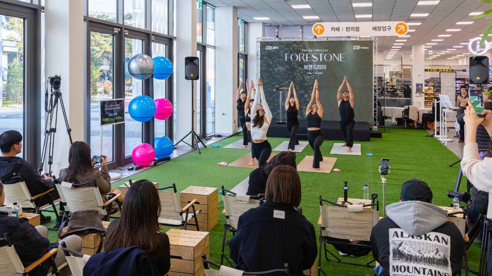 KCC글라스 홈씨씨가 지난 22일 하이엔드 웰니스 바닥재 '포레스톤' 브랜드데이 행사를 진행했다. 이날 행사에는 인플루언서와 일반 고객 등 30여 명이 참석했다.(사진=KCC글라스)