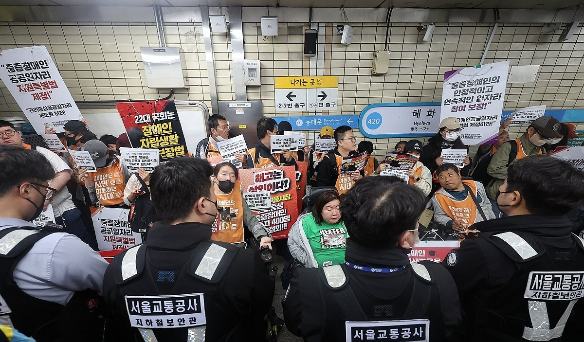 지난 4월 전장연의 지하철 탑승 시위(사진=연합뉴스)